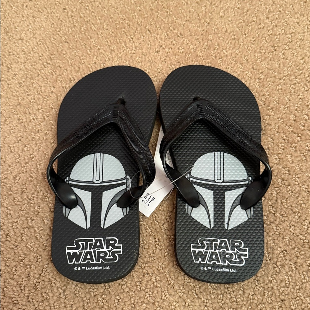 NWT. Gap Star Wars little boy flip flops. Size 12/13
